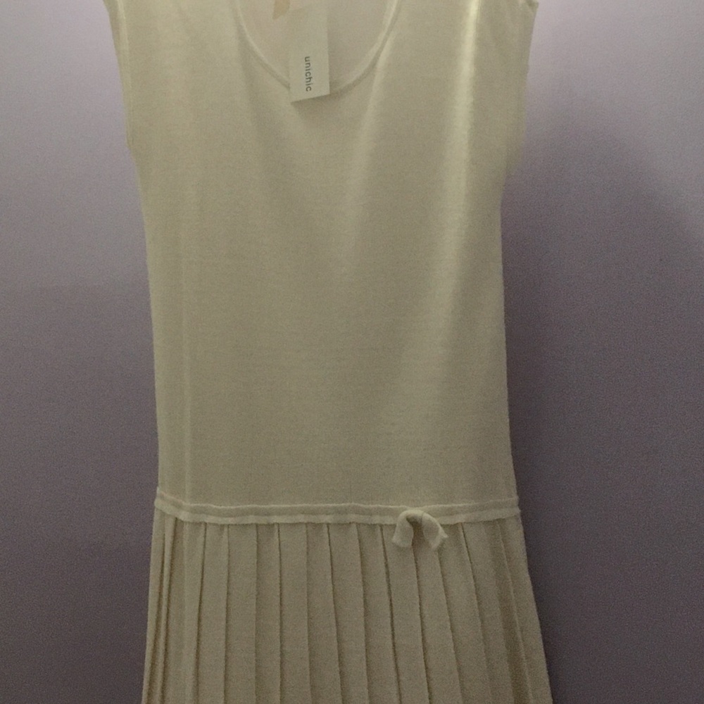 Sleeveless pleated sweater knit shirt